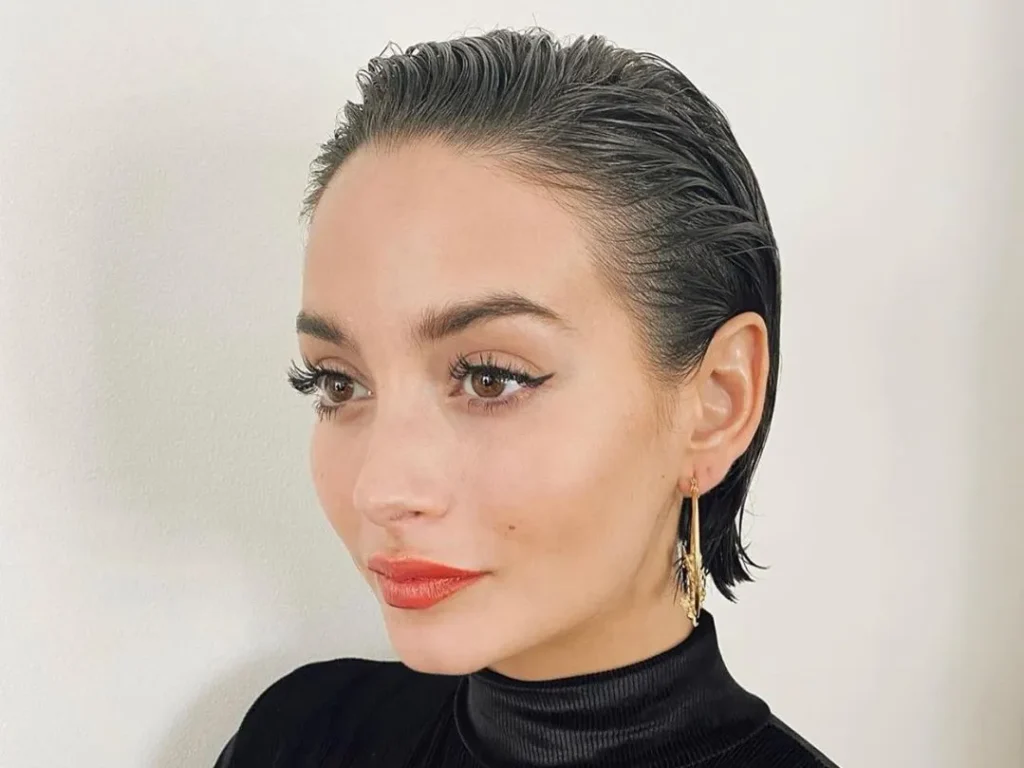 lady with wetlook hair